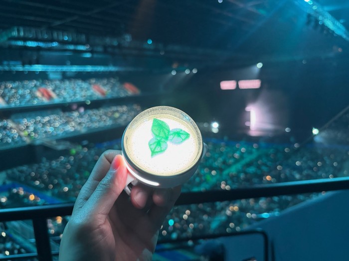 Layaknya seorang MyDay (fandom DAY6), Heo Nam Jun juga tak lupa mengenakan Lightband DAY6, Beauties./ Foto: instagram.com/namjun0609