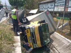 Mobil Boks Hantam Pagar SMK Rota Klaten, Siswa Kompak Bantu Evakuasi Muatan