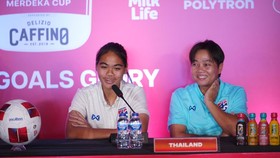 Pelatih Timnas Thailand U-16 Thidarat Wiwasukhu (kanan) dan Kawinthida Kikuntod.