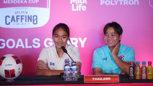 Pelatih Timnas Thailand U-16 Thidarat Wiwasukhu (kanan) dan Kawinthida Kikuntod.