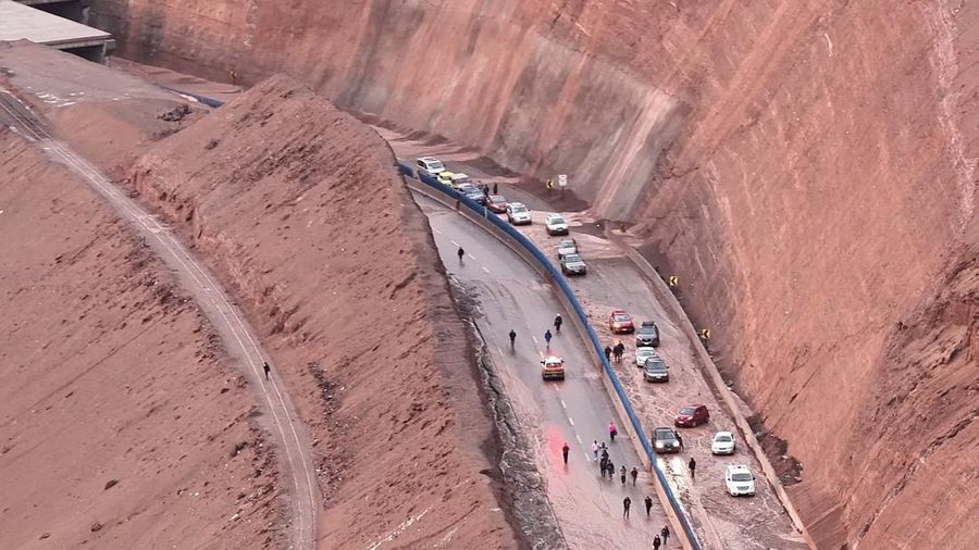 Pemandangan udara kendaraan di jalan raya di area nan terdampak tanah longsor di Alto Hospicio, Chili, 18 Agustus 2026.