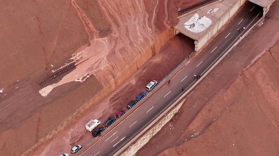 Pemandangan udara kendaraan di jalan raya di area nan terdampak tanah longsor di Alto Hospicio, Chili, 18 Agustus 2026. (las_aventuras_del_donosovia Instagram/via REUTERS)
