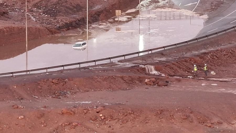 Pemandangan udara sebuah mobil nan sebagian terendam akibat tanah longsor di Alto Hospicio, Cile, pada 18 Agustus 2026.