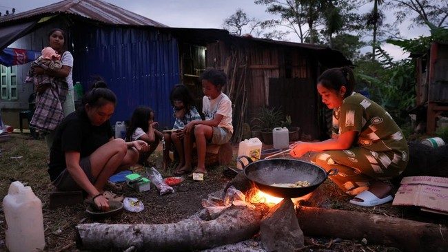 A resident cooks outside her house following an earthquake, in Poco village, Manggarai regency, East Nusa Tenggara province, Indonesia, August 17, 2026. REUTERS/Willy Kurniawan