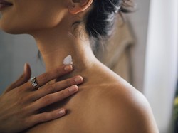 Wajah Glowing Tapi Leher Keriput? Ini Kata Dokter Kulit!