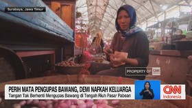Perih Mata Pengupas Bawang, Demi Nafkah Keluarga