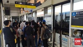 Perjalanan penumpang yang menggunakan jalur Transjakarta koridor 13 mengalami keterlambatan pada Kamis (20/8) pagi karena adanya pekerjaan galian air di Ciledug Raya.
