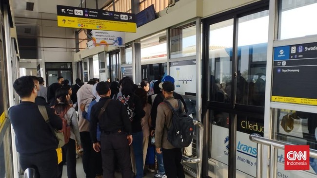 Perjalanan penumpang yang menggunakan jalur Transjakarta koridor 13 mengalami keterlambatan pada Kamis (20/8) pagi karena adanya pekerjaan galian air di Ciledug Raya.