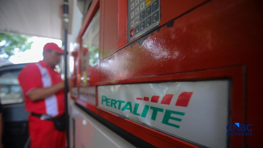 Petugas melakukan pengisian bahan bakar minyak (BBM) jenis Pertalite pada SPBU Pertamina 34.103.01 di area Menteng, Jakarta, Kamis (20/8/2026).