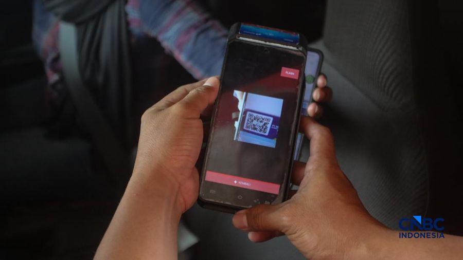 Petugas melakukan pengisian bahan bakar minyak (BBM) jenis Pertalite pada SPBU Pertamina 34.103.01 di area Menteng, Jakarta, Kamis (20/8/2026).