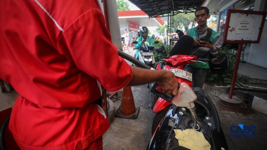 Petugas melakukan pengisian bahan bakar minyak (BBM) jenis Pertalite pada SPBU Pertamina 34.103.01 di area Menteng, Jakarta, Kamis (20/8/2026).