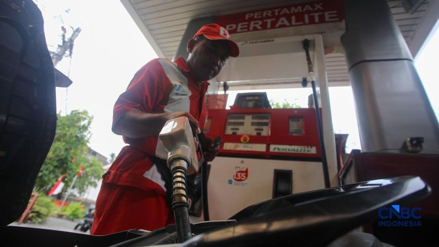 Petugas melakukan pengisian bahan bakar minyak (BBM) jenis Pertalite pada SPBU Pertamina 34.103.01 di area Menteng, Jakarta, Kamis (20/8/2026).