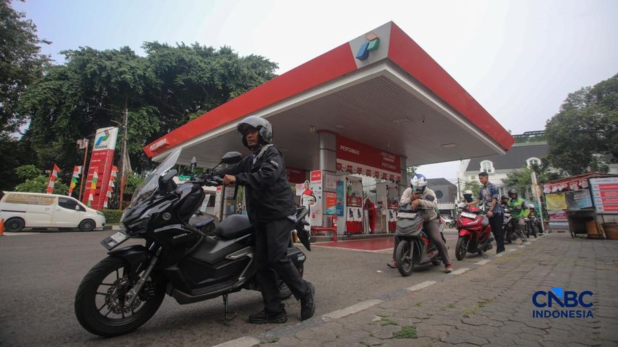 Petugas melakukan pengisian bahan bakar minyak (BBM) jenis Pertalite pada SPBU Pertamina 34.103.01 di area Menteng, Jakarta, Kamis (20/8/2026).