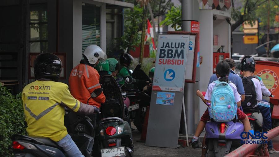 Petugas melakukan pengisian bahan bakar minyak (BBM) jenis Pertalite pada SPBU Pertamina 34.103.01 di area Menteng, Jakarta, Kamis (20/8/2026).