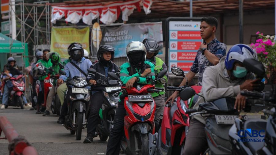 Petugas melakukan pengisian bahan bakar minyak (BBM) jenis Pertalite pada SPBU Pertamina 34.103.01 di area Menteng, Jakarta, Kamis (20/8/2026).