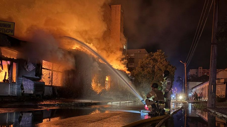 Petugas pemadam kebakaran bekerja di dekat letak gedung apartemen nan terkena serangan rudal Rusia di tengah serangan Rusia terhadap Ukraina, di Kyiv, Ukraina, pada 20 Agustus 2026.