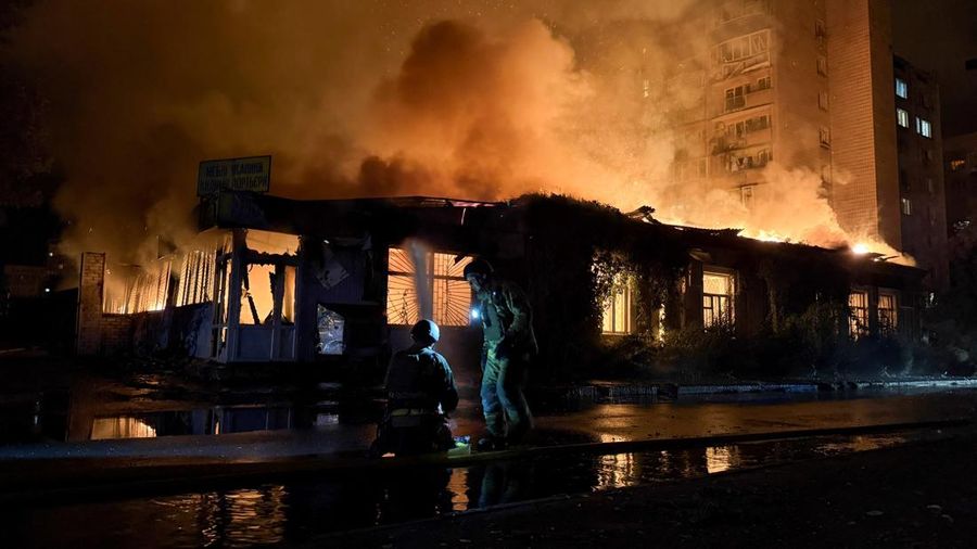 Petugas pemadam kebakaran bekerja di dekat letak gedung apartemen nan terkena serangan rudal Rusia di tengah serangan Rusia terhadap Ukraina, di Kyiv, Ukraina, pada 20 Agustus 2026.
