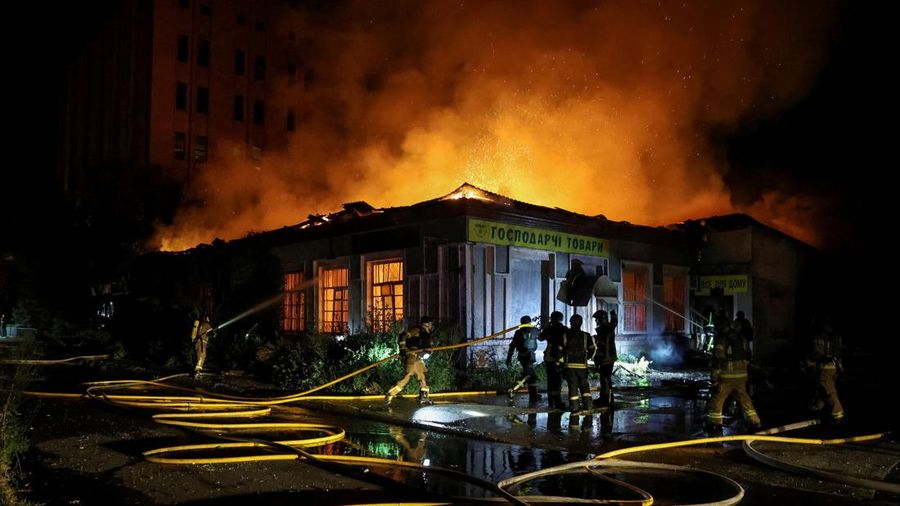 Petugas pemadam kebakaran bekerja di letak nan terkena serangan rudal Rusia di tengah serangan Rusia terhadap Ukraina, di Kyiv, Ukraina, pada 20 Agustus 2026.