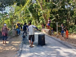 Akses Vital Warga, Dinas PU Sukabumi Lanjutkan Pengaspalan di Ciwaru
