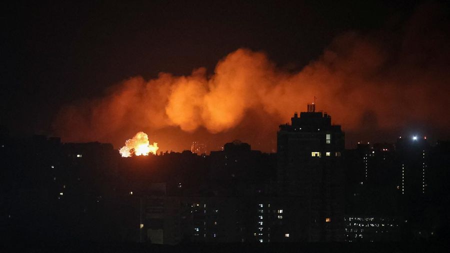Sebuah ledakan di kota saat serangan rudal Rusiadi tengah serangan Rusia terhadap Ukrainadi Kyiv, Ukraina, pada 20 Agustus 2026. (REUTERS/Gleb Garanich)