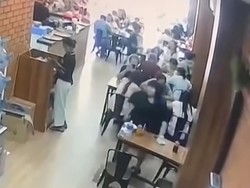 Terekam CCTV, Wanita Diduga Curi HP Karyawan Restoran Bakso