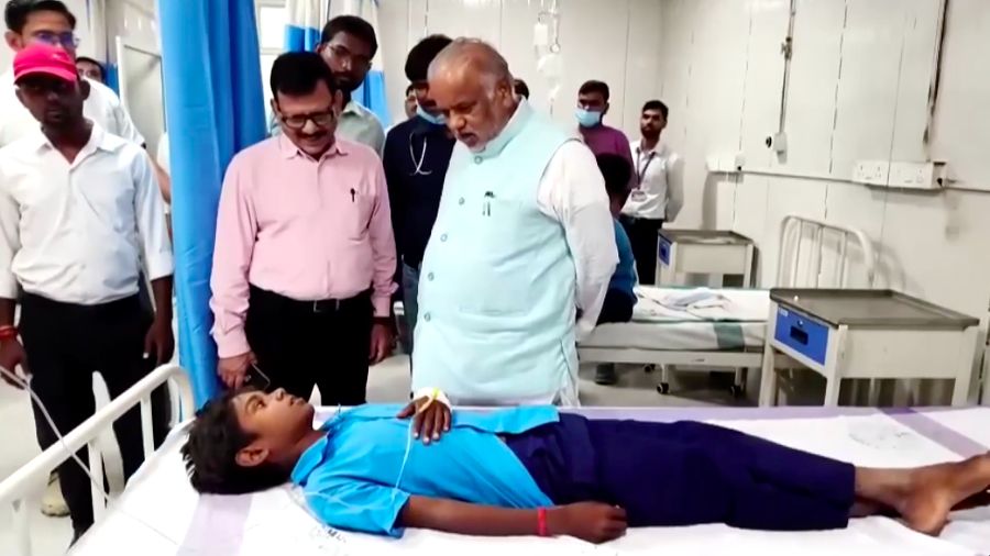 Setidaknya 34 siswa dilaporkan jatuh sakit setelah menyantap makanan nan diduga terkontaminasi saat jam makan di sebuah sekolah negeri di negara bagian Bihar, India timur, pada Rabu (19/8/2026).