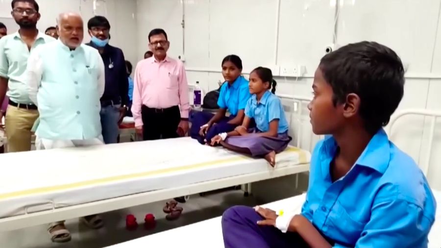 Setidaknya 34 siswa dilaporkan jatuh sakit setelah menyantap makanan nan diduga terkontaminasi saat jam makan di sebuah sekolah negeri di negara bagian Bihar, India timur, pada Rabu (19/8/2026).