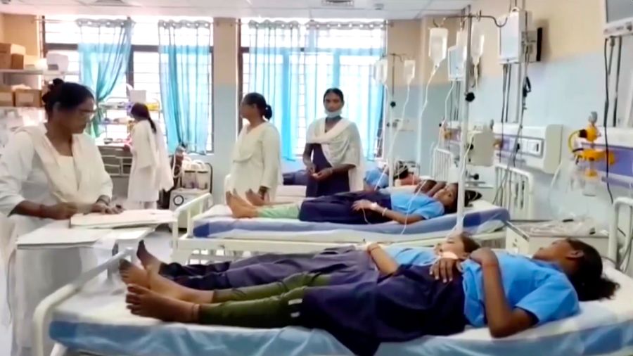 Setidaknya 34 siswa dilaporkan jatuh sakit setelah menyantap makanan nan diduga terkontaminasi saat jam makan di sebuah sekolah negeri di negara bagian Bihar, India timur, pada Rabu (19/8/2026). (Tangkapan Layar Video Reuters/ANI)