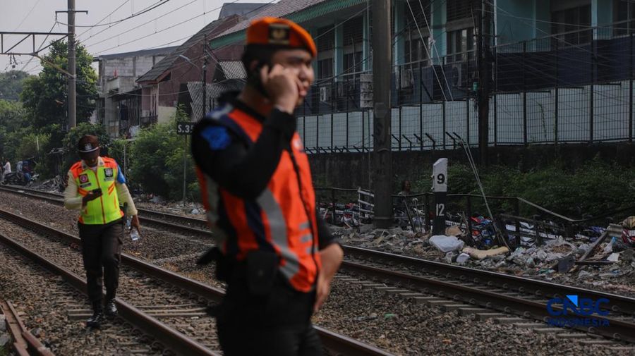 Suasan letak usai seorang penduduk tertabrak KRL di di jalur rel antara Stasiun Cawang-Tebet, Jakarta, Kamis (20/8/2026). (CNBC Indonesia/Faisal Rahman)