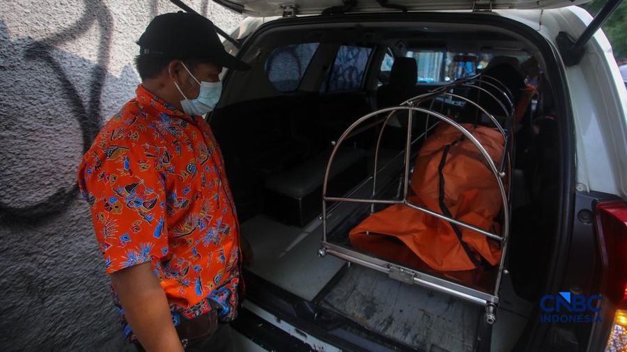 Suasan letak usai seorang penduduk tertabrak KRL di di jalur rel antara Stasiun Cawang-Tebet, Jakarta, Kamis (20/8/2026). (CNBC Indonesia/Faisal Rahman)