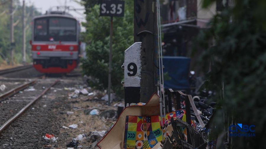 Suasan letak usai seorang penduduk tertabrak KRL di di jalur rel antara Stasiun Cawang-Tebet, Jakarta, Kamis (20/8/2026). (CNBC Indonesia/Faisal Rahman)