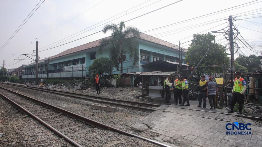 Suasan letak usai seorang penduduk tertabrak KRL di di jalur rel antara Stasiun Cawang-Tebet, Jakarta, Kamis (20/8/2026). (CNBC Indonesia/Faisal Rahman)