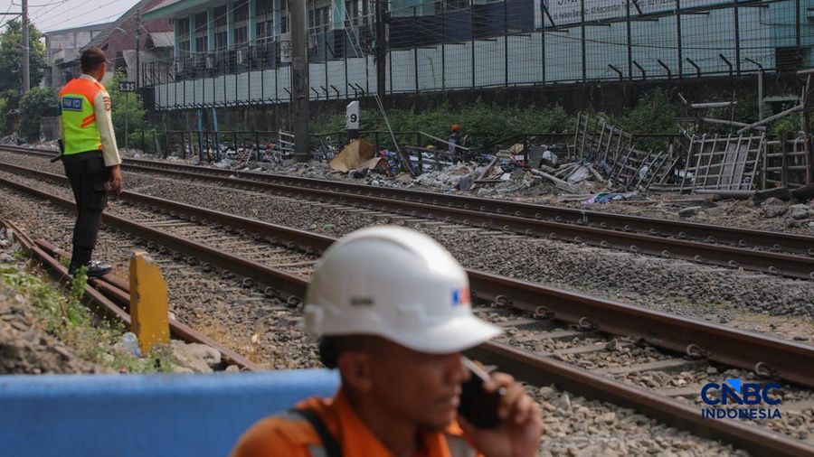 Suasan letak usai seorang penduduk tertabrak KRL di di jalur rel antara Stasiun Cawang-Tebet, Jakarta, Kamis (20/8/2026). (CNBC Indonesia/Faisal Rahman)