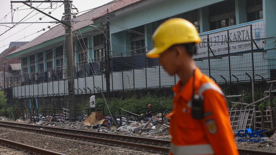 Suasan letak usai seorang penduduk tertabrak KRL di di jalur rel antara Stasiun Cawang-Tebet, Jakarta, Kamis (20/8/2026). (CNBC Indonesia/Faisal Rahman)