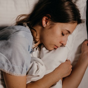 Tidur 7-8 Jam tapi Masih Lelah? Kenali 5 Tanda Kualitas Tidur Kamu Buruk