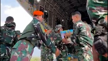 TNI AU menyalurkan bantuan ke sejumlah wilayah terdampak bencana di NTT dengan pesawat militer.