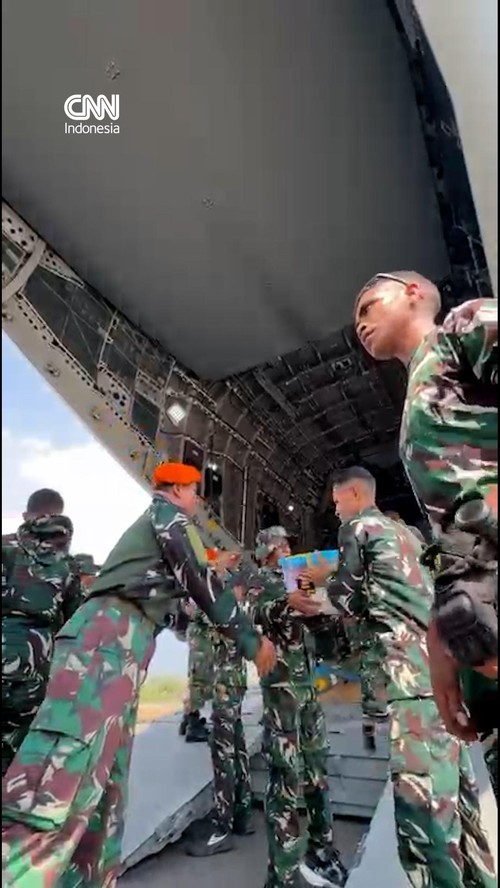 TNI AU menyalurkan bantuan ke sejumlah wilayah terdampak bencana di NTT dengan pesawat militer.