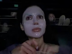 Influencer Viral Skincare-an Sambil Nonton Film di Bioskop, Tuai Kontroversi