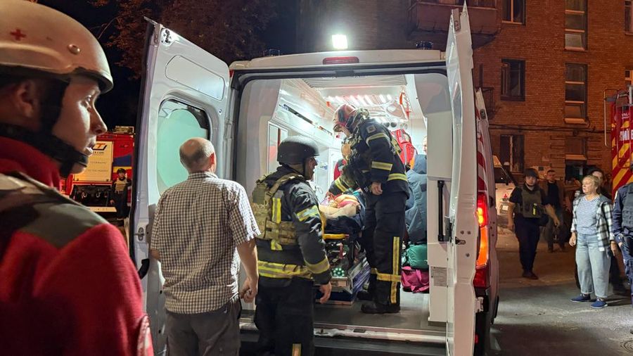 Tim penyelamat mengevakuasi seorang korban luka dari sebuah gedung apartemen nan terkena serangan rudal Rusia di tengah serangan Rusia terhadap Ukraina, di Kyiv, Ukraina, pada 20 Agustus 2026.