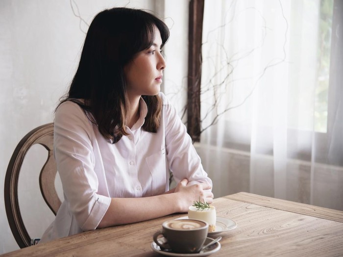 Lemari pakaian adalah salah satu potret diri yang paling jujur yang kita miliki. Ini warna-warna baju yang sering dipakai oleh introvert dan alasannya.