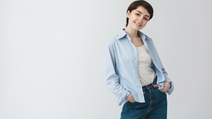 Warna yang paling sering dikenakan oleh kaum introvert adalah soft blue atau biru lembut. Orang-orang yang menyukai warna biru adalah sosok yang introspektif, penuh pertimbangan, dan tertarik pada lingkungan tenang yang mendukung pemikiran mendalam.