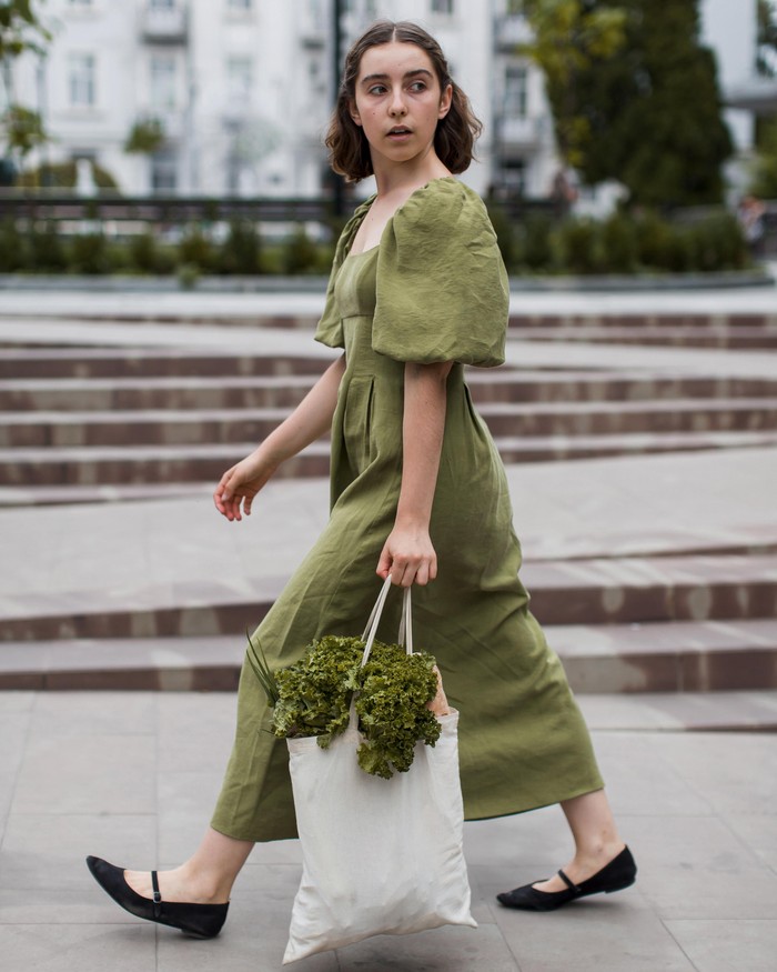 Warna sage green memancarkan kelembutan. Hijau adalah warna yang paling erat kaitannya dengan keseimbangan, pemulihan, dan keterbukaan hati.