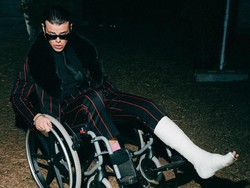 Gak Ada Lawan! Yungblud Tetap Crowdsurf Pake Kursi Roda Meski Kaki Patah