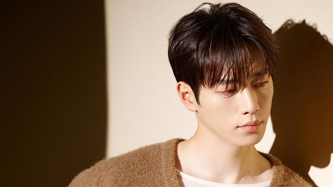 5 Potret Tampan Seo Kang Joon di Balik Layar Promo Drama Korea A Love Other than Yours