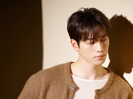 5 Potret Tampan Seo Kang Joon di Balik Layar Promo Drama Korea 'A Love Other than Yours'