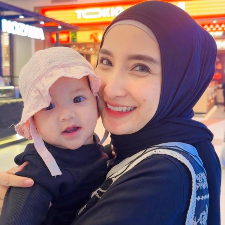 <p>Melalui unggahan ini, Chaca mengungkap rasa sayangnya pada sang putri yang selalu ceria. "<em>Mashaallah tabarakallah</em>&hellip; kesayangan mami papi @clemiramegumiperdana.. anak solehah ceria selalu yaa banyak rezeki dan bahagia selalu," tulisnya dalam <em>postingan</em> ini. (Foto: Instagram @chacathakya15)</p>