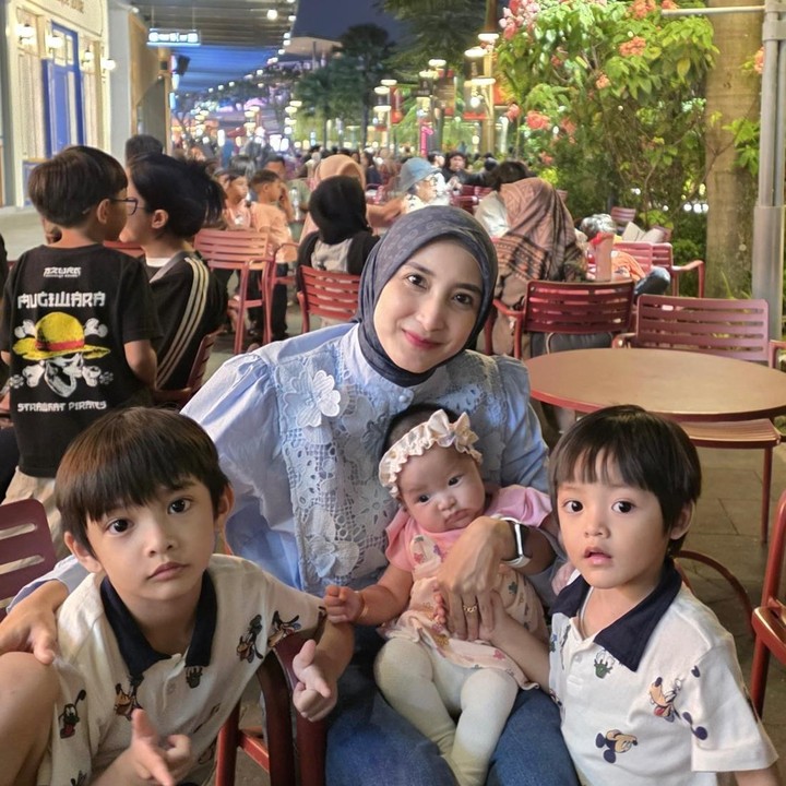 <p>Clemira Megumi Perdana adalah anak ketiga Chaca Thakya yang lahir pada Maret 2026. Saat ini, usia baby Clemi sudah menginjak lima bulan. Sebagai satu-satunya anak perempuan di keluarga, Clemi mendapatkan limpahan kasih sayang dari kedua kakak laki-lakinya. (Foto: Instagram @chacathakya15)</p>