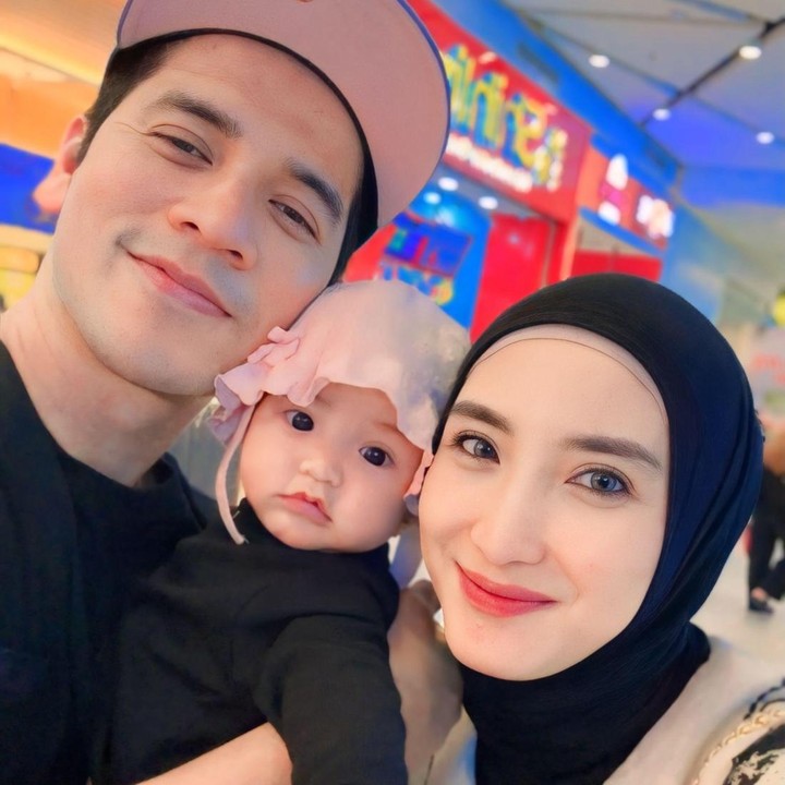 <p>Artis Chaca Thakya memiliki tiga anak dari pernikahannya dengan aktor Ricky Perdana. Mereka adalah Xavier Shaquille Perdana, Kenizio Alluca Perdana, dan Clemira Megumi Perdana. Anak bungsu pasangan ini, Clemi, baru-baru ini mencuri perhatian karena parasnya yang cantik dan menggemaskan. (Foto: Instagram @chacathakya15)</p>