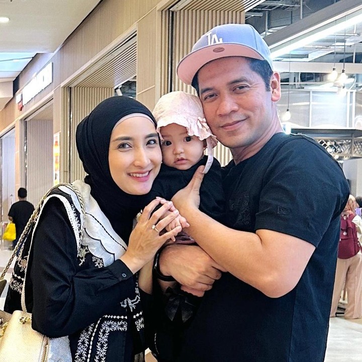 <p>Baru-baru ini, Chaca membagikan potret saat <em>quality time</em> bareng suami dan putri kecilnya. Dalam potret ini, Clemi terlihat mengenakan topi <em>bucket</em> berwarna merah muda dan baju warna hitam yang <em>matching</em> dengan kedua orang tuanya. (Foto: Instagram @chacathakya15)</p>