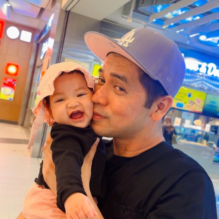 <p>Potret terbaru Clemi ini banyak menuai respons positif dari netizen. Beberapa di antaranya memuji paras cantik dan menggemaskan dari putri bungsu Chaca ini, Bunda. "Cantik amaaat adek bayik," tulis akun @sy***. "<em>Masya allah tabarakallah</em> cantik bgt adek bayi sama ibu nya," ungkap @ma***. (Foto: Instagram @chacathakya15)</p>